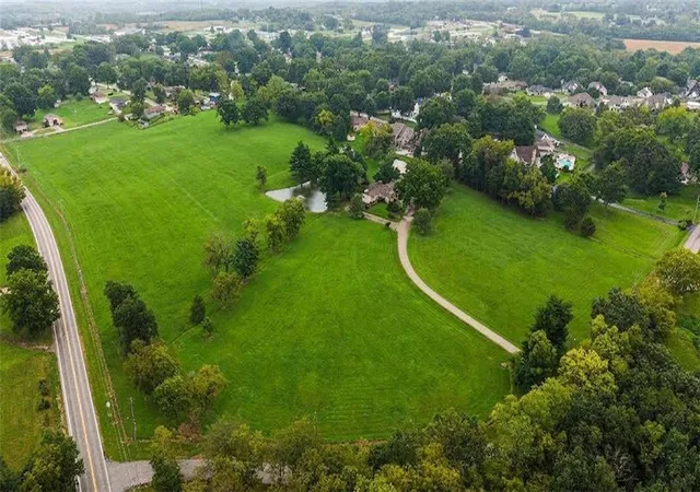 Photo 4 of Single family home for sale at 2303 Lynn Rd, Excelsior Springs, MO 64024 | MLS# 2644266 | Listing updated on 2026-10-08