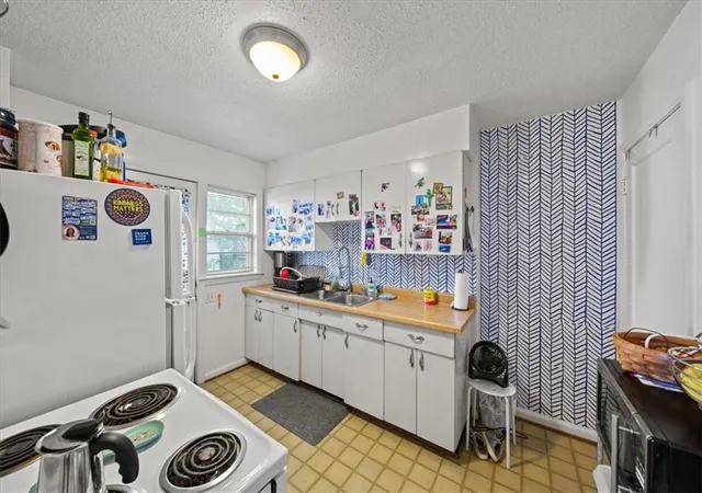 Listing Photo 5 - Condo for sale in building located at 7544 Wyoming St, Kansas City, MO 64114