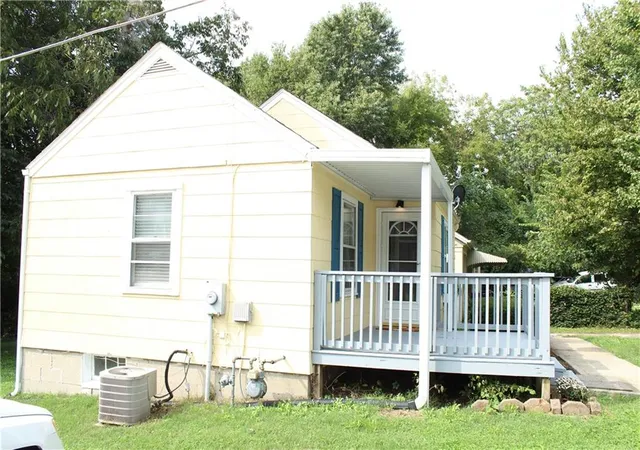 Photo 3 of Single family home for sale at 10821 E 19th Street, Independence, MO 64052 | MLS# 2644305 | Listing updated on 2026-10-03