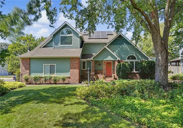 Photo 3 of Single family home for sale at 1129 Parkside Cir, Lawrence, KS 66049 | MLS# 2644311 | Listing updated on 2026-10-14