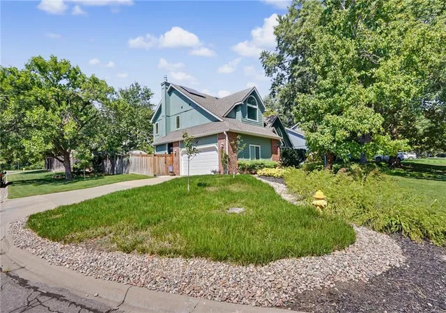 Photo 4 of Single family home for sale at 1129 Parkside Cir, Lawrence, KS 66049 | MLS# 2644311 | Listing updated on 2026-10-14