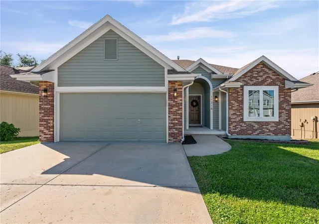 Single family home for sale at 11216 N Lewis Ave, Kansas City, MO 64157 | MLS# 2644312