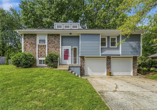 Photo 1 of Single family home for sale at 3502 Nw Lake Dr, Lees Summit, MO 64064 | MLS# 2644326 | Listing updated on 2026-10-05