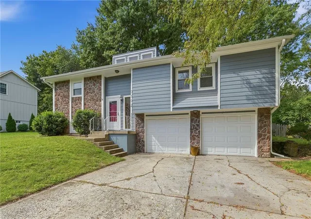 Photo 2 of Single family home for sale at 3502 Nw Lake Dr, Lees Summit, MO 64064 | MLS# 2644326 | Listing updated on 2026-10-05