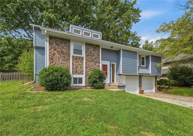 Photo 3 of Single family home for sale at 3502 Nw Lake Dr, Lees Summit, MO 64064 | MLS# 2644326 | Listing updated on 2026-10-05