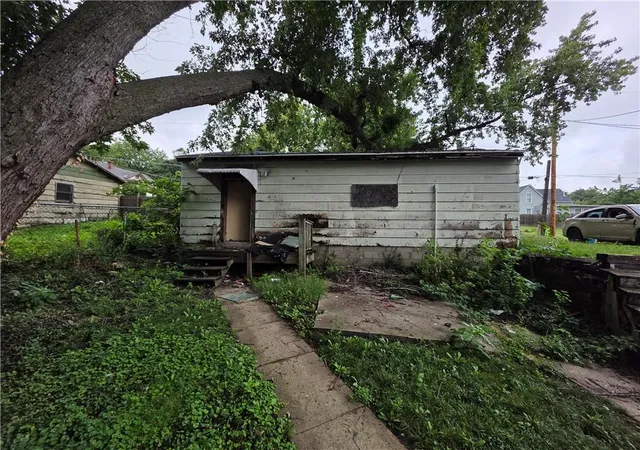 Photo 3 of Single family home for sale at Thompson Ave, Saint Joseph, MO 64504 | MLS# 2644329 | Listing updated on 2026-09-28