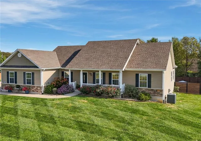 Photo 3 of Single family home for sale at 17265 Cortona Dr, Saint Joseph, MO 64505 | MLS# 2644330 | Listing updated on 2026-10-20