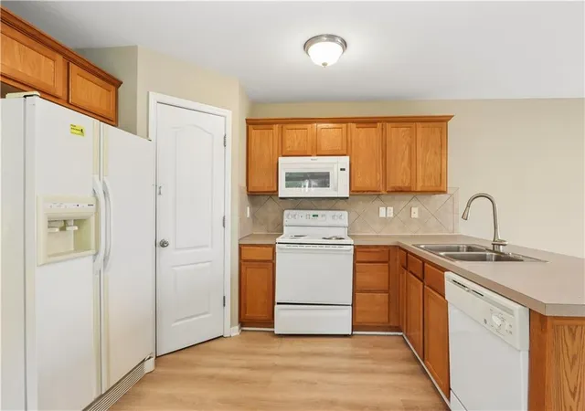 Photo 3 of Townhouse for sale at 8 Ne 95th Court, Kansas City, MO 64155 | MLS# 2644344 | Listing updated on 2026-09-30