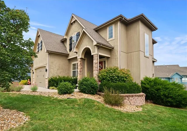 Photo 3 of Single family home for sale at 1404 Sw 41st Circle, Lees Summit, MO 64082 | MLS# 2644352 | Listing updated on 2026-10-08