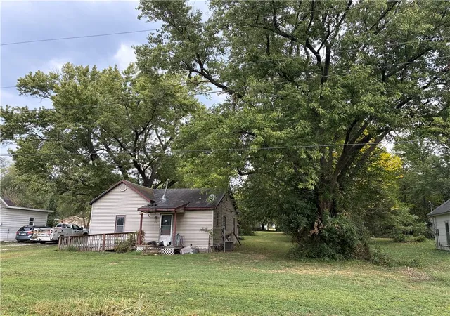 Photo 2 of Single family home for sale at 713 E Jefferson St, Clinton, MO 64735 | MLS# 2644370 | Listing updated on 2026-09-28