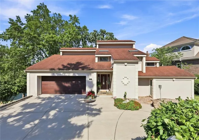 Photo 2 of Single family home for sale at 212 Nw Spruce St, Lees Summit, MO 64064 | MLS# 2644371 | Listing updated on 2026-10-07