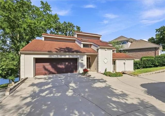 Photo 3 of Single family home for sale at 212 Nw Spruce St, Lees Summit, MO 64064 | MLS# 2644371 | Listing updated on 2026-10-07