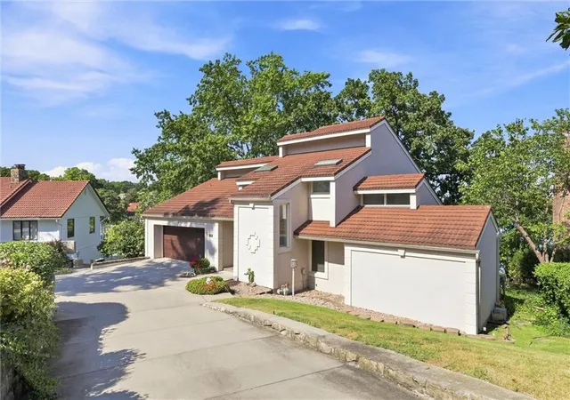Photo 3 of Single family home for sale at 212 NW Spruce St, Lees Summit, MO 64064 | MLS# 2644371 | Listing updated on 2026-10-07
