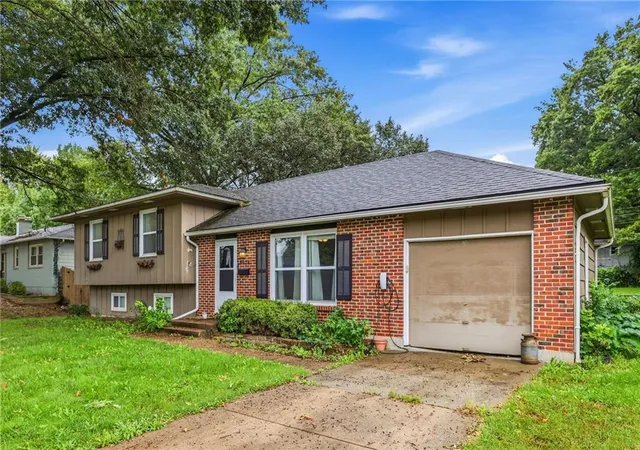 Photo 3 of Sale Pending at 9924 Flora Ave, Kansas City, MO 64131 | MLS# 2644376 | Listing updated on 2026-09-29