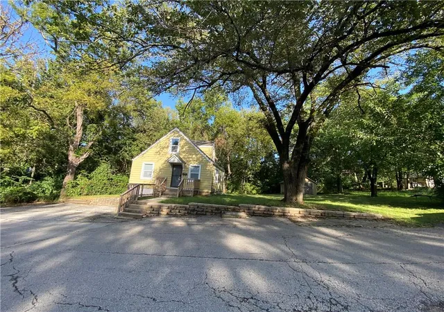 Photo 2 of Single family home for sale at 1229 S Crisp St, Independence, MO 64052 | MLS# 2644378 | Listing updated on 2026-09-28