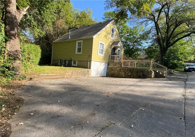 Photo 3 of Single family home for sale at 1229 S Crisp St, Independence, MO 64052 | MLS# 2644378 | Listing updated on 2026-09-28