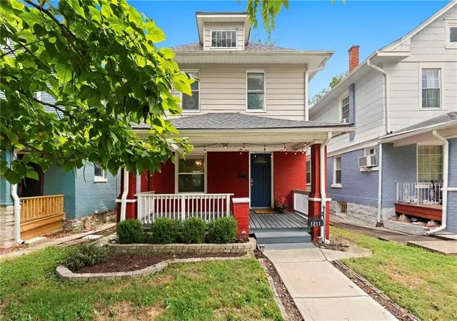 Single family home for sale at 1211 W 40th Street, Kansas City, MO 64111 | MLS# 2644383