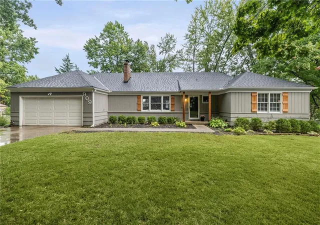 Photo 1 of Sale Pending at 909 W 96th Terrace, Kansas City, MO 64114 | MLS# 2644386 | Listing updated on 2026-10-05