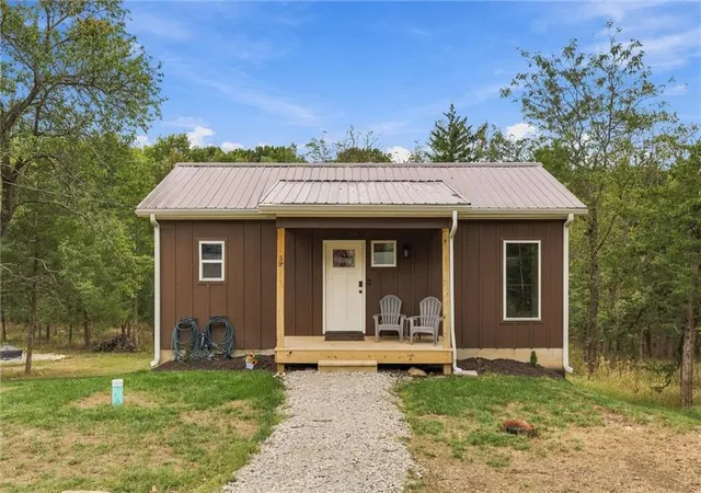 Photo 1 of Single family home for sale at 38 S Lakeside Cir, La Cygne, KS 66040 | MLS# 2644398 | Listing updated on 2026-09-29