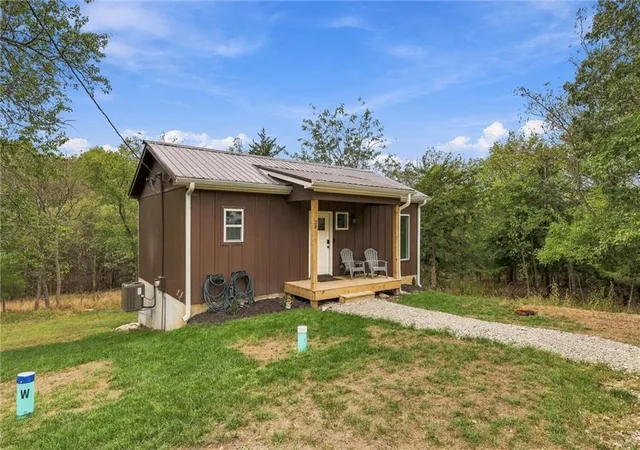 Photo 3 of Single family home for sale at 38 S Lakeside Cir, La Cygne, KS 66040 | MLS# 2644398 | Listing updated on 2026-09-29
