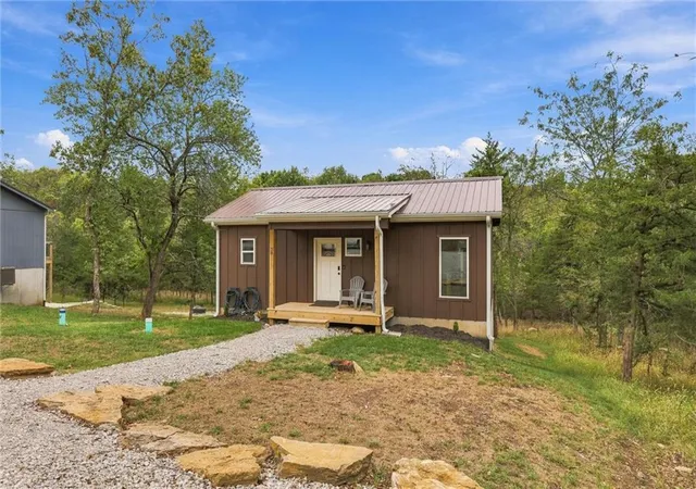 Photo 3 of House for sale at 38 S Lakeside Cir, La Cygne, KS 66040 | MLS# 2644398 | Listing updated on 2026-09-29