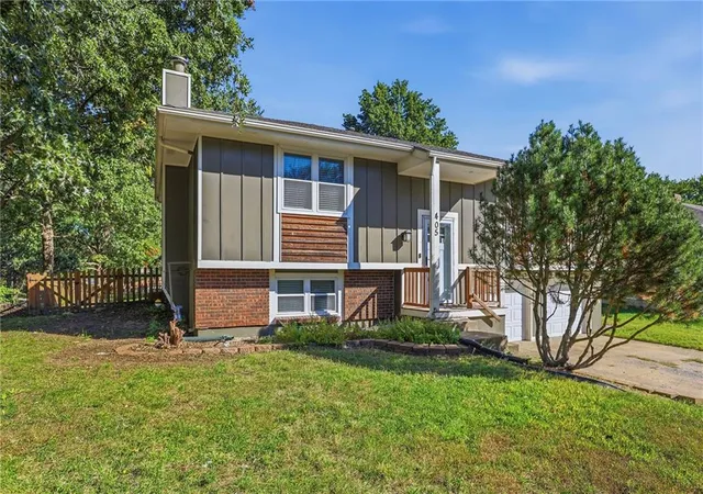 Photo 1 of Single family home for sale at 405 Sw Killarney Ln, Blue Springs, MO 64014 | MLS# 2644399 | Listing updated on 2026-10-08