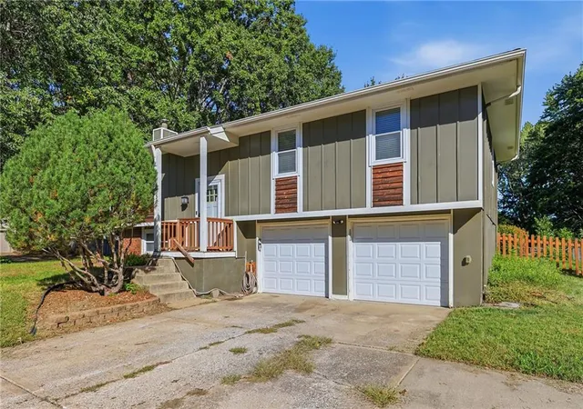 Photo 3 of Single family home for sale at 405 Sw Killarney Ln, Blue Springs, MO 64014 | MLS# 2644399 | Listing updated on 2026-10-08