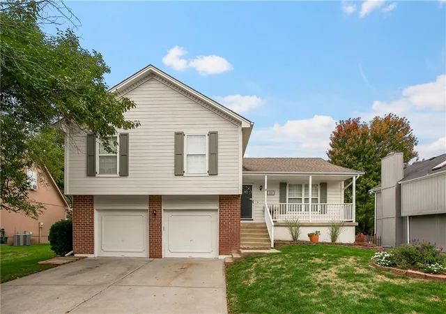 Single family home for sale at 616 SE Battery Dr, Lees Summit, MO 64063 | MLS# 2644403