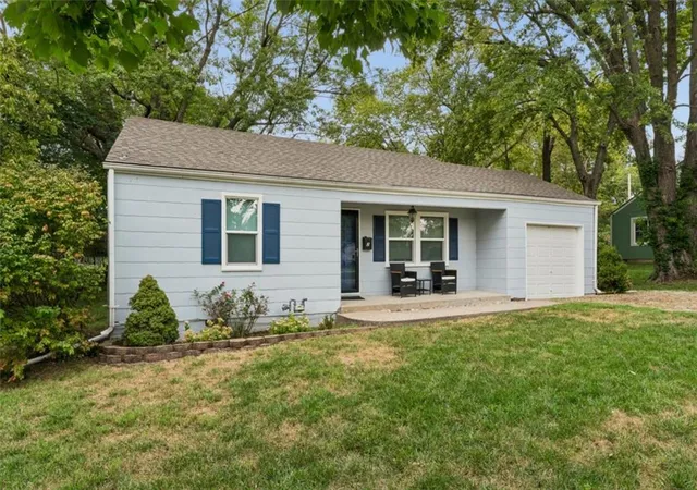 Photo 2 of Single family home for sale at 2 Eavey Cir, Harrisonville, MO 64701 | MLS# 2644409 | Listing updated on 2026-09-29