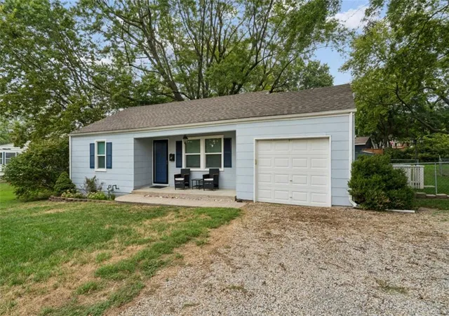 Photo 3 of Single family home for sale at 2 Eavey Cir, Harrisonville, MO 64701 | MLS# 2644409 | Listing updated on 2026-09-29