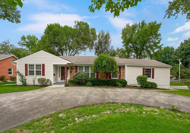 Single family home for sale at 305 NW Obrien Rd, Lees Summit, MO 64063 | MLS# 2644410