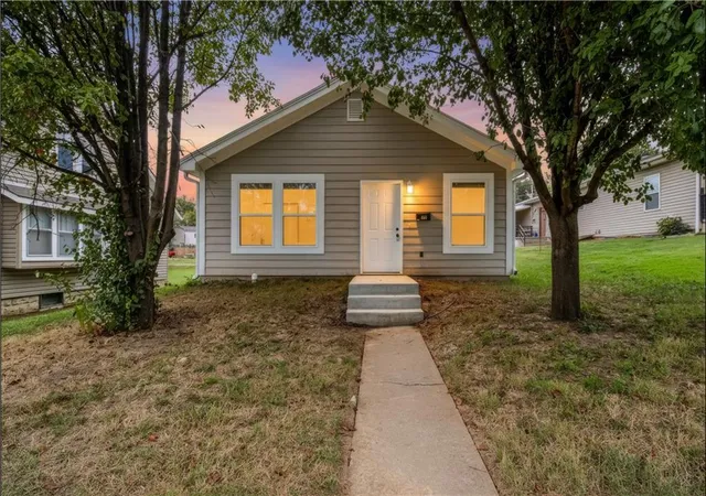 Photo 1 of Single family home for sale at 325 W Market St, Warrensburg, MO 64093 | MLS# 2644426 | Listing updated on 2026-09-30