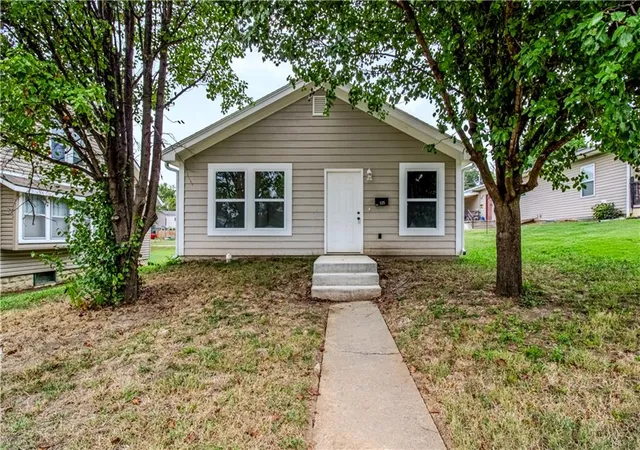 Photo 2 of Single family home for sale at 325 W Market St, Warrensburg, MO 64093 | MLS# 2644426 | Listing updated on 2026-09-30