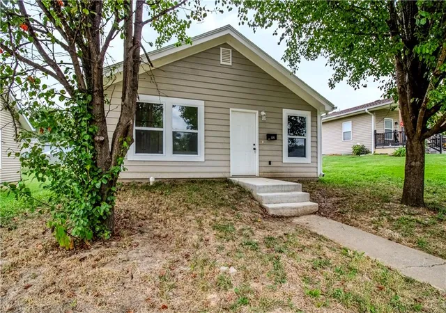 Photo 3 of Single family home for sale at 325 W Market St, Warrensburg, MO 64093 | MLS# 2644426 | Listing updated on 2026-09-30