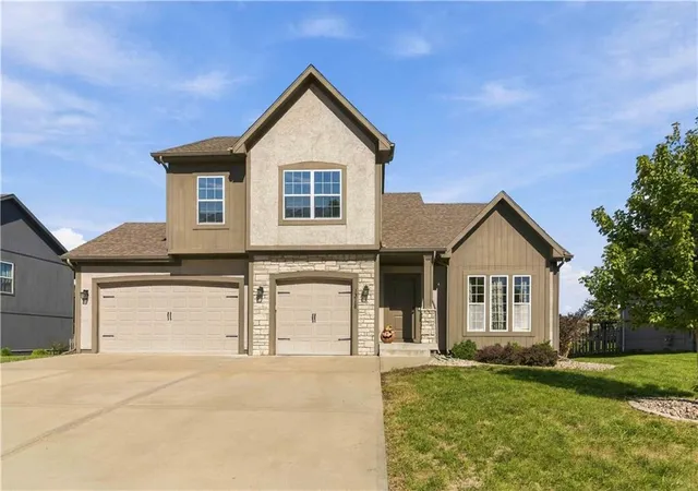 Photo 2 of Sale Pending at 1318 Ne 107th Terrace, Kansas City, MO 64155 | MLS# 2644428 | Listing updated on 2026-10-20