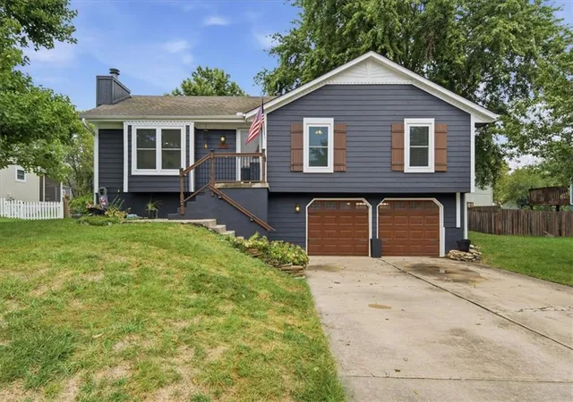 Single family home for sale at 1708 Brent Ln, Greenwood, MO 64034 | MLS# 2644430