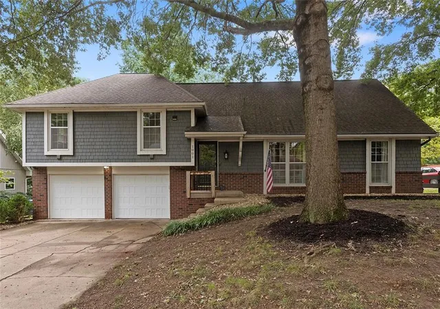 Single family home for sale at 1001 Wyckwood Dr, Liberty, MO 64068 | MLS# 2644432 | Listing updated on 2026-10-01
