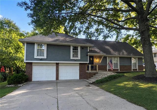 Single family home for sale at 1001 Wyckwood Dr, Liberty, MO 64068 | MLS# 2644432