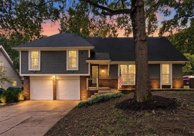 Single family home for sale at 1001 Wyckwood Dr, Liberty, MO 64068 | MLS# 2644432