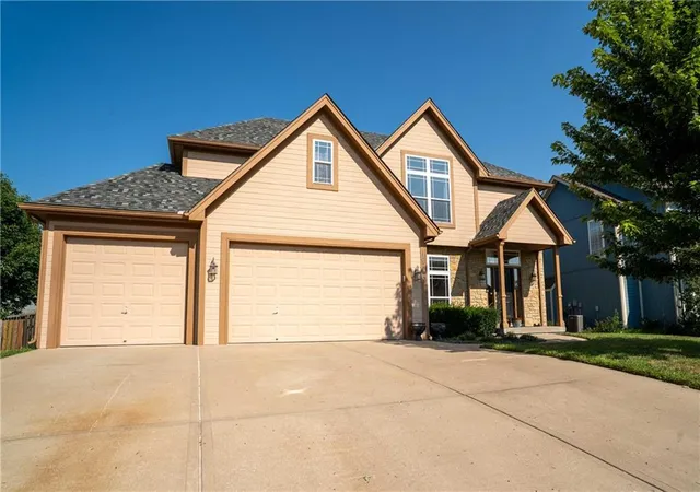 Single family home for sale at 10760 N Laurel Ave, Kansas City, MO 64157 | MLS# 2644434