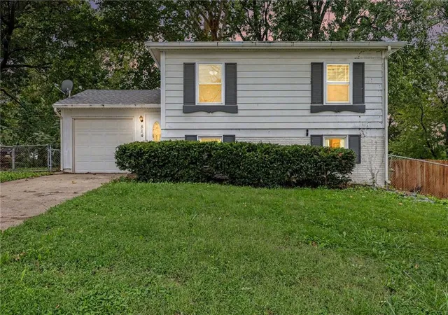 Single family home for sale at 814 N Wigwam Trl, Independence, MO 64056 | MLS# 2644436