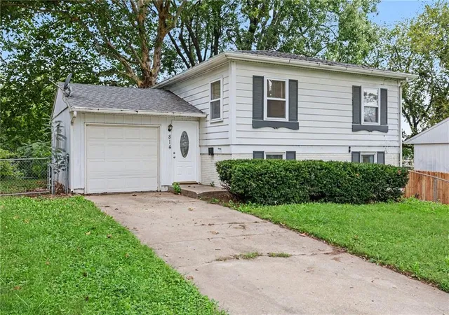 Photo 1 of Single family home for sale at 814 N Wigwam Trl, Independence, MO 64056 | MLS# 2644436 | Listing updated on 2026-10-01