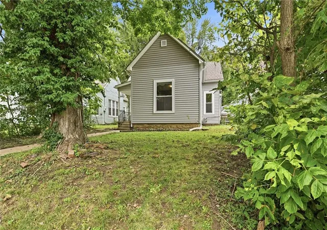 Photo 1 of Single family home for sale at 412 S Hocker Ave, Independence, MO 64050 | MLS# 2644437 | Listing updated on 2026-10-08