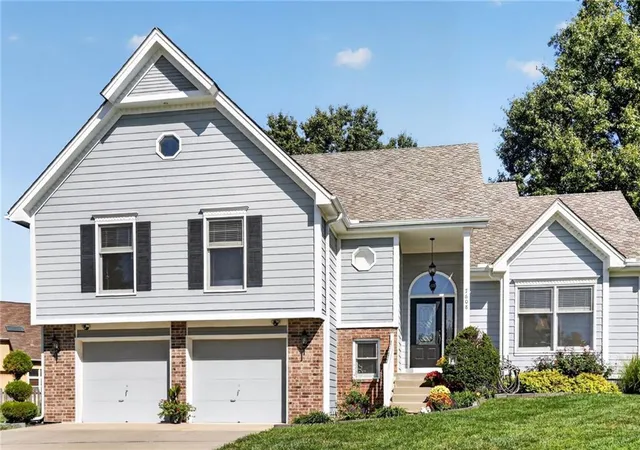 Single family home for sale at 7608 NW 76th Place, Kansas City, MO 64152 | MLS# 2644467