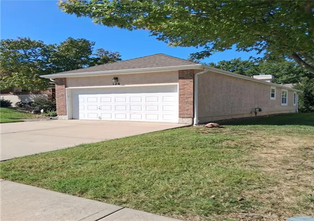Photo 3 of Townhouse for sale at 126 Sw Hillcrest Ln, Lees Summit, MO 64063 | MLS# 2644482 | Listing updated on 2026-10-05