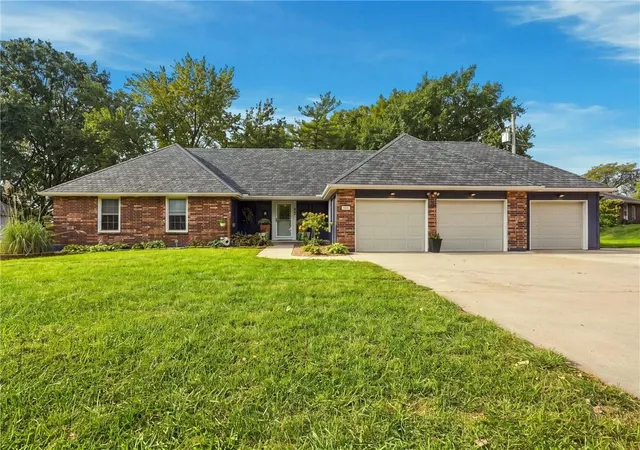 Single family home for sale at 615 Nashua Rd, Liberty, MO 64068 | MLS# 2644497