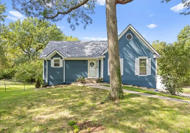 Photo 3 of Single family home for sale at 5122 Hardy St, Mission, KS 66202 | MLS# 2644504 | Listing updated on 2026-10-01