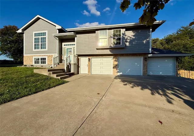 Photo 1 of Single family home for sale at 2302 Woodland Cir, Kearney, MO 64060 | MLS# 2644511 | Listing updated on 2026-09-29