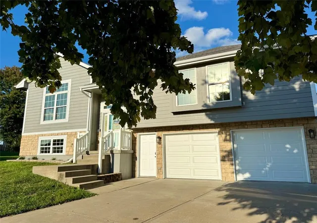 Photo 2 of Single family home for sale at 2302 Woodland Cir, Kearney, MO 64060 | MLS# 2644511 | Listing updated on 2026-09-29