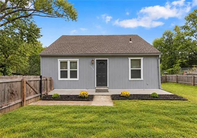 Photo 1 of Single family home for sale at 1400 E Hayward Ave, Independence, MO 64050 | MLS# 2644515 | Listing updated on 2026-10-02